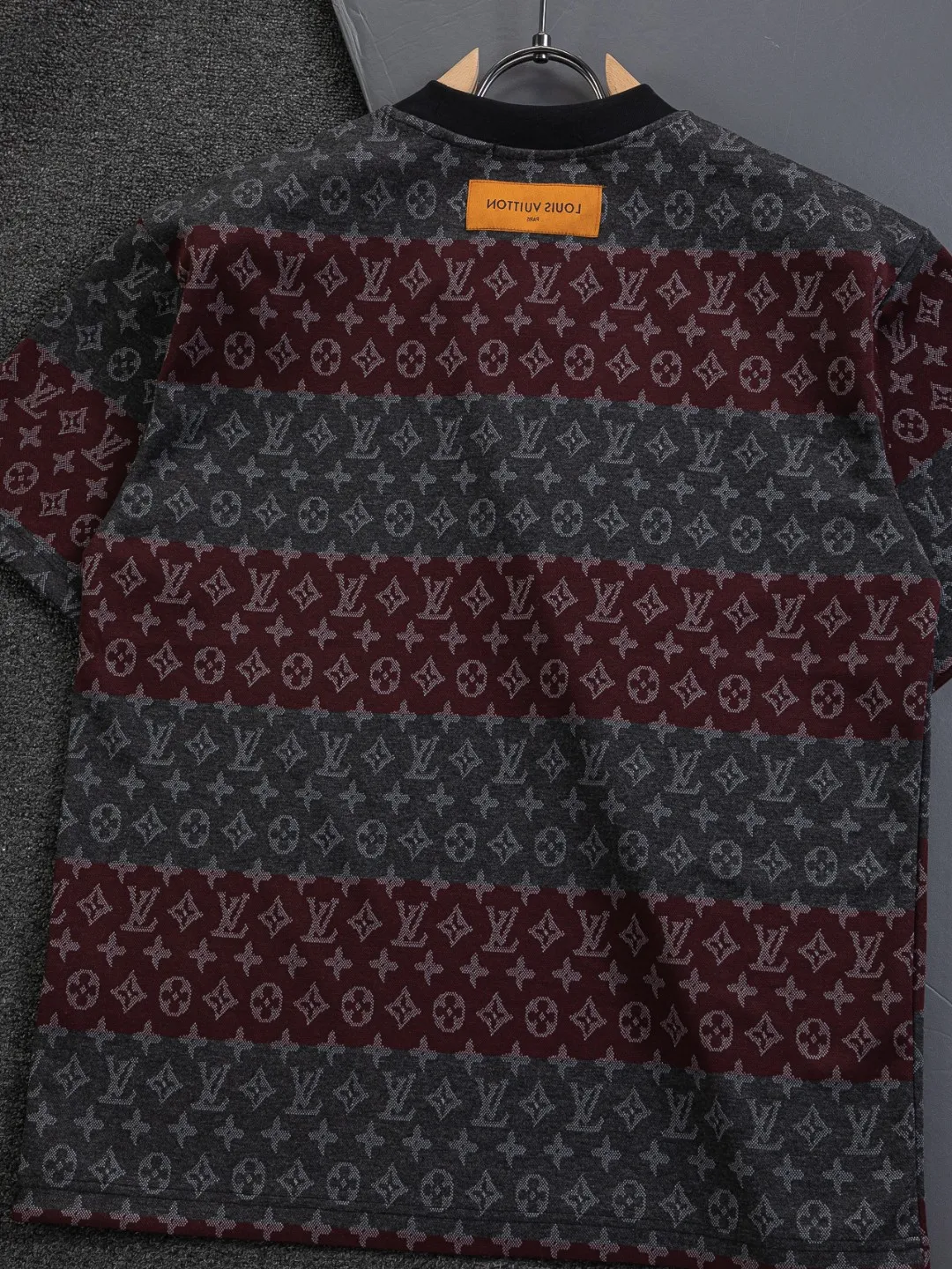 🅿️200 Louis Vuitton 1V LV lv slightly wide version S-XL LV 26ss new products are available at counters simultaneously. Multiple craftsmanship. Contrast color jacquard large stripes all over the body 🪡 embroidery. Round neck short-sleeved T-shirt, same style for men and women! Consigned to one-to-one creation. Synchronized with the official website, pure cotton fabrics at the counter! It is close to the skin and comfortable, durable and easy to wear. It has a classic and simple logo design and meticulous original craftsmanship. Short-sleeves, a must-have item for men, do not appear to be the same for the general public, but must be unique and eye-catching. This LV short-sleeve is all about quality, comfort, the same shape and fashion as always, including fabrics and cutting techniques. All of them have been made with great effort! 320 grams of washed pure cotton fabric, pure cotton is breathable, very refreshing and comfortable for daily wear. The rib knitting on the neckline is smooth and tight, and the neckline will not be skewed if you toss it at will. The loose version, you will find that it looks really good on the upper body. The overall is minimalist and neat, super versatile for daily use! Pair it casually with a pair of pants for a youthful look. A T-shirt will make your outfit crazy. It is a fashionable item that can never go wrong! Color: Green Burgundy Size: S-XL Size chart: S: Shoulder width 50-Bust 56-Length 70 M: Shoulder width 52-Bust 57-Length 72 L: Shoulder width 54-Bust 59-Length 74 XL: Shoulder width 56-Bust 62-Length 76